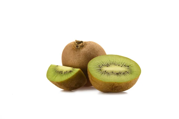 Vue rapprochée des kiwis frais arrangés isolés sur blanc — Photo de stock