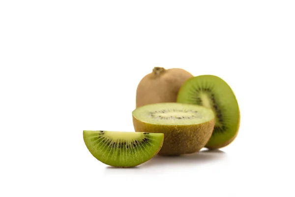 Close up view of arranged fresh kiwi fruits isolated on white — Stock Photo