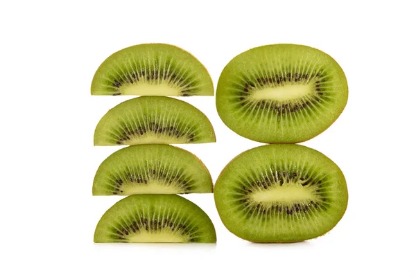 Nahaufnahme von Kiwi-Fruchtstücken isoliert auf weißem Grund — Stockfoto