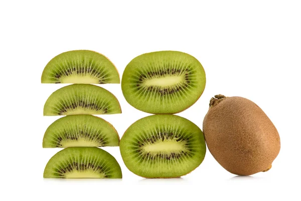 Vue rapprochée des kiwis frais arrangés isolés sur blanc — Photo de stock