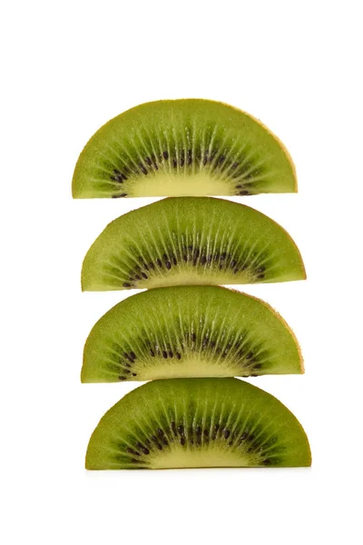 Vue rapprochée des tranches de kiwi disposées isolées sur blanc — Photo de stock