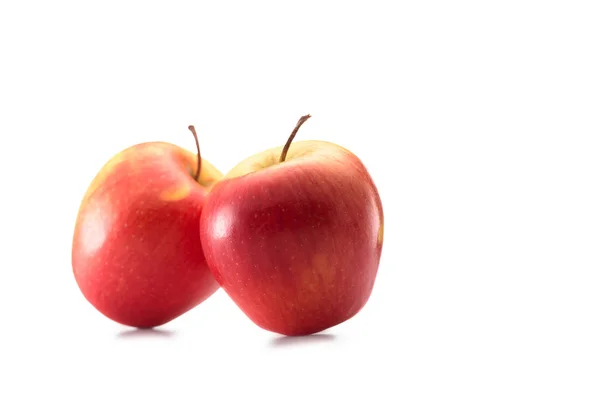 Vista de cerca de manzanas sanas arregladas aisladas en blanco - foto de stock