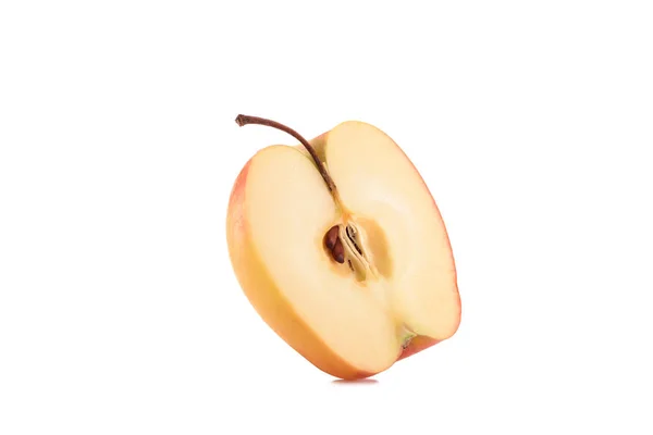 Vista de cerca de la pieza de manzana madura aislada en blanco - foto de stock