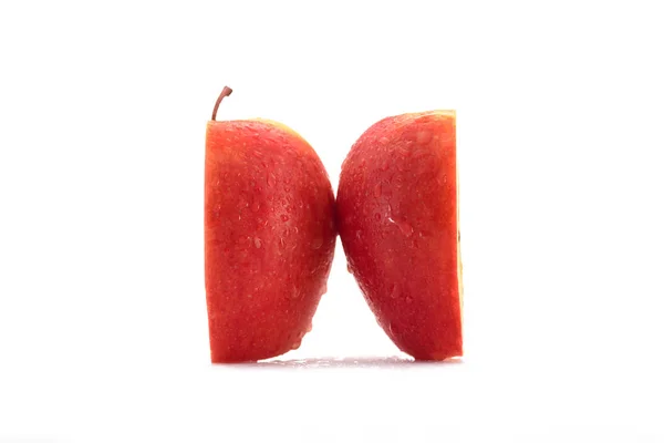 Vista de cerca de pedazos maduros de manzana aislados en blanco - foto de stock