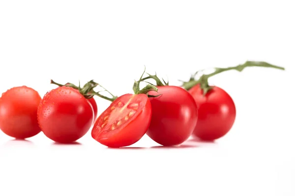 Vue rapprochée des tomates cerises mûres sur rameau isolé sur blanc — Photo de stock