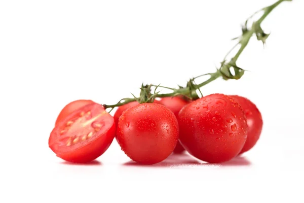 Primer plano vista de tomates cherry frescos en ramita aislada en blanco - foto de stock