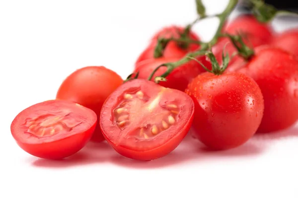 Primer plano vista de tomates cherry frescos en ramita aislada en blanco - foto de stock