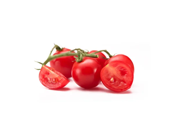 Vue rapprochée des tomates cerises fraîches sur rameau isolé sur blanc — Photo de stock