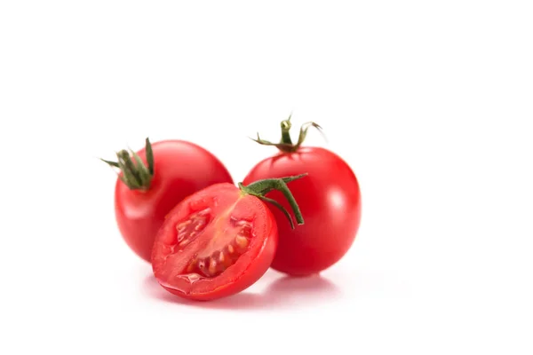 Vista de cerca de tomates cherry dispuestos aislados en blanco - foto de stock