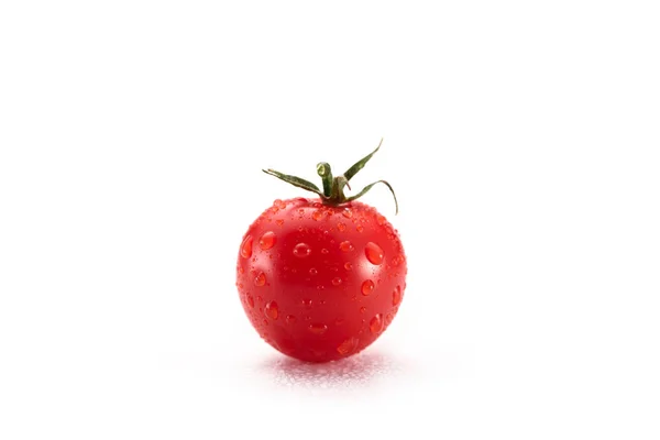 Close up vista de tomate cereja madura isolado em branco — Fotografia de Stock