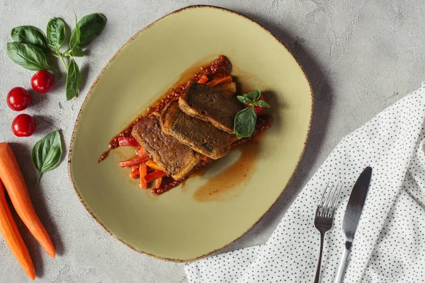 Flache Liege mit frischem Gemüse, Paneer in Nori-Algen auf Gemüsejulienne und Besteck auf grauer Oberfläche — Stockfoto