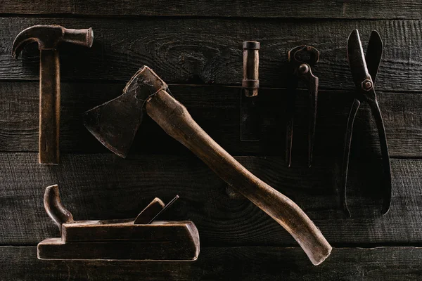 Flat lay with arrangement of vintage rusty carpentry tools on wooden tabletop — Stock Photo