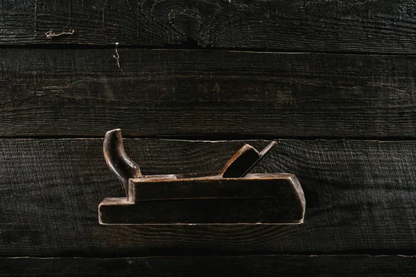 Vue de dessus de l'avion rouillé vintage de menuisier sur dessus de table en bois — Photo de stock