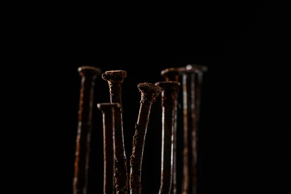 Vista de cerca de la vendimia uñas oxidadas aisladas en negro - foto de stock