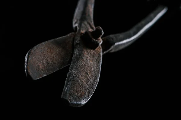Close up vista de tesoura enferrujada vintage isolado em preto — Fotografia de Stock