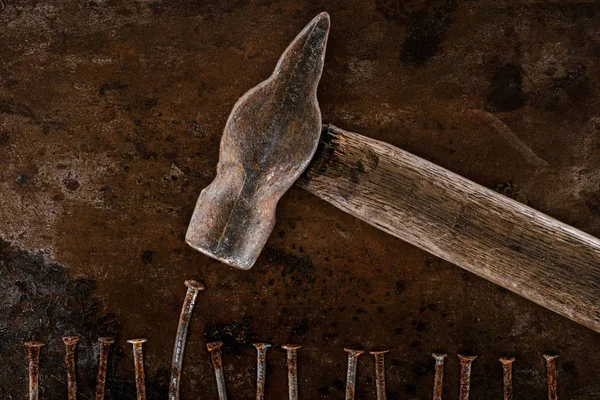 Flat lay with vintage hammer and nails on rusty tabletop — Stock Photo