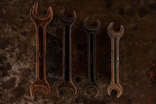 Top view of arrangement of vintage wrenches on rusty surface — Stock Photo