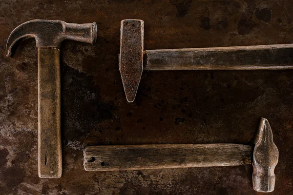 Top view of arranged retro hammers on rusty  surface — Stock Photo