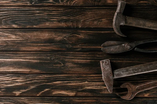 Top view of arranged hammers, wrench and scissors vintage tools on wooden surface — Stock Photo