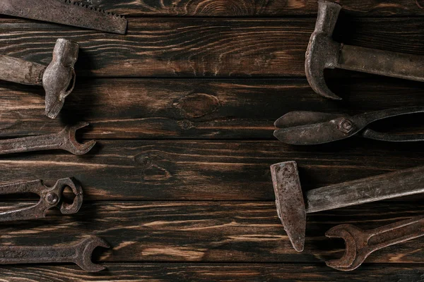 Posa piatta con disposizione di utensili da falegnameria vintage su piano in legno — Foto stock