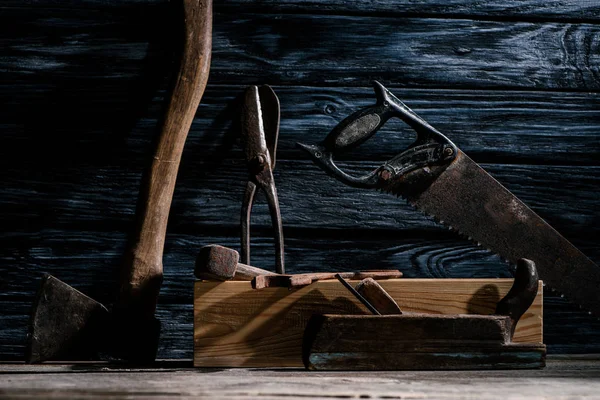 Vista de cerca de las herramientas de carpintería vintage dispuestas en la mesa de madera - foto de stock