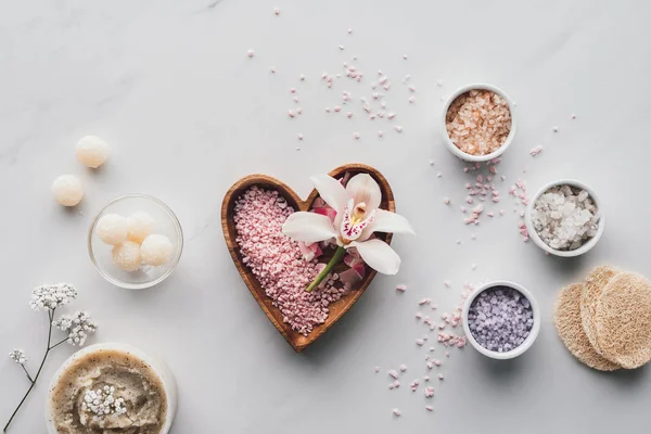 Vue de dessus du sel de mer, des éponges et du savon naturel sur blanc, concept spa — Photo de stock