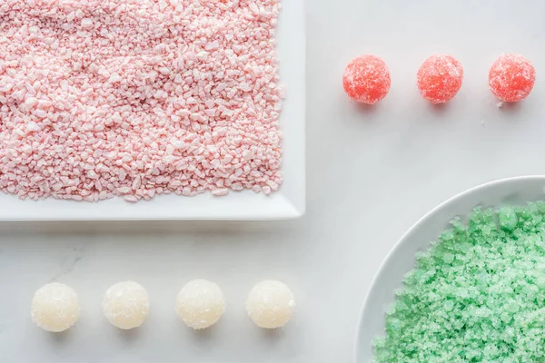 Vue de dessus de sel de mer vert et rose et savon fait à la main sur blanc — Photo de stock