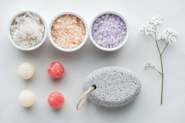 Vue de dessus des accessoires naturels de spa et de bain sur blanc — Photo de stock