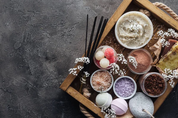 Vue de dessus des accessoires de spa et de bain en boîte en bois sur fond gris — Photo de stock