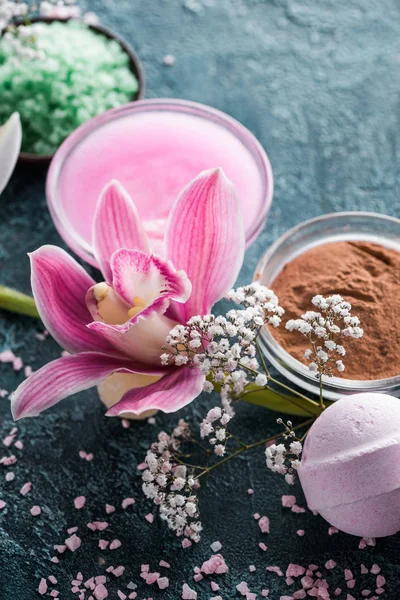 Красиві ніжні квіти, домашнє мило і лосьйон, концепція санаторно-курортного лікування — стокове фото