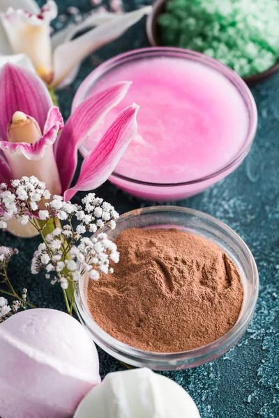 Vue rapprochée de belles fleurs tendres, savon maison et lotion, concept de soins spa — Photo de stock