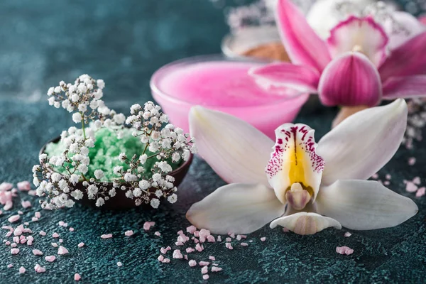 Vista de perto de belas orquídeas, pequenas flores brancas e sal marinho — Fotografia de Stock