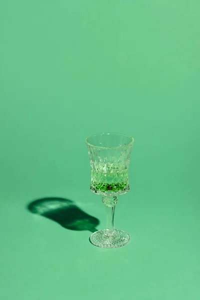 Vidro de cristal de bebida absinto na superfície verde — Fotografia de Stock