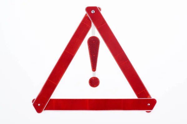 Вид сверху на красный треугольник предупреждения дорожный знак изолирован на белом — стоковое фото