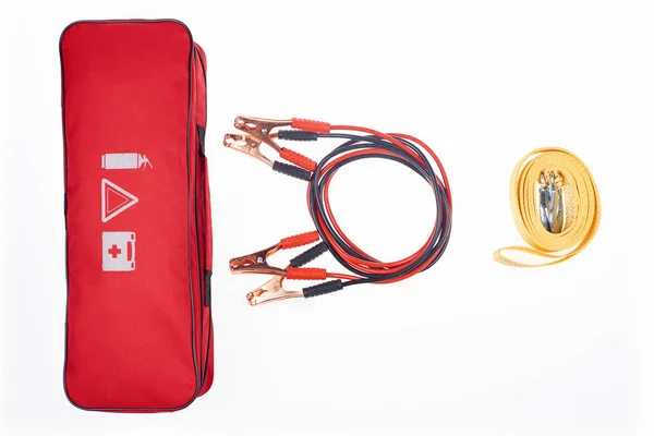 Flache Lage mit Anordnung der Handtasche, Abschleppseil und Starthilfekabel isoliert auf weiß — Stockfoto