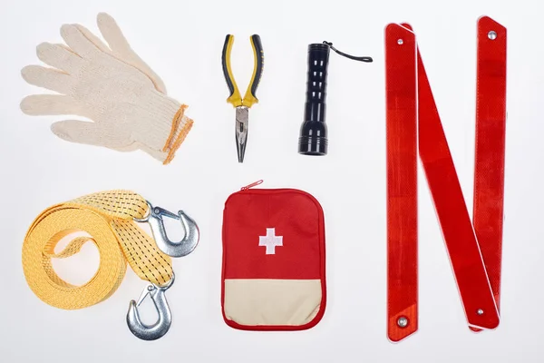 Posa piatta con kit di pronto soccorso e accessori automobilistici isolati su bianco — Foto stock