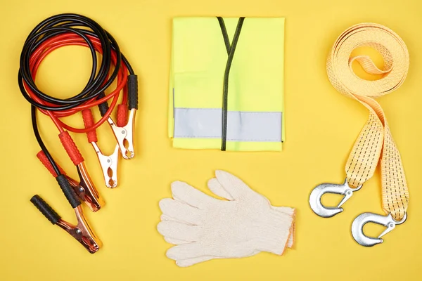 Tendido plano con disposición de accesorios de automoción aislados en amarillo - foto de stock