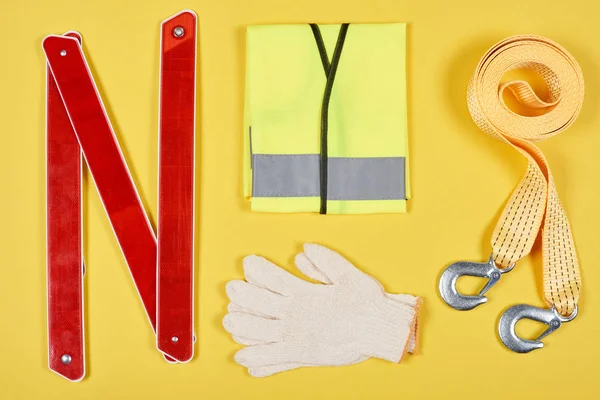 Tendido plano con disposición de accesorios de automoción aislados en amarillo - foto de stock