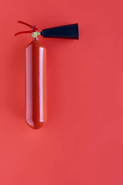 Vista superior del extintor rojo aislado sobre rojo - foto de stock