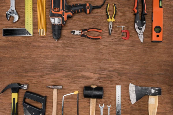 Vue de dessus des divers outils disposés sur la surface en bois — Photo de stock