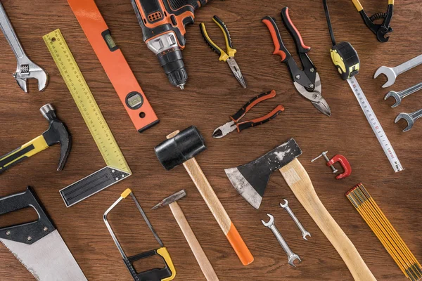 Vista superior de várias ferramentas dispostas na mesa de madeira — Fotografia de Stock