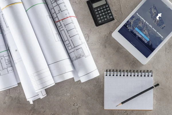 Vista dall'alto dell'architetto posto di lavoro con libro di testo vuoto, calcolatrice e tablet digitale con tumblr sullo schermo — Foto stock