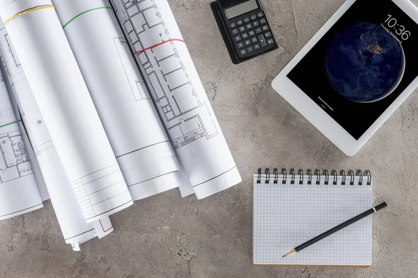 Ansicht des Architekten-Arbeitsplatzes mit leerem Lehrbuch, Taschenrechner und iPad-Tablet auf dem Tisch — Stockfoto