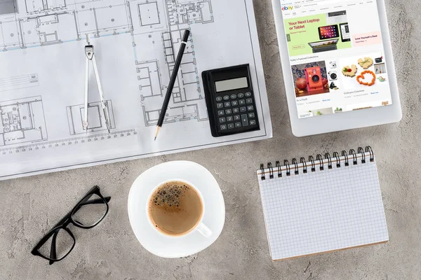 Vista dall'alto del luogo di lavoro dell'architetto con cianografia, divisore, caffè e tablet digitale con ebay sullo schermo — Foto stock