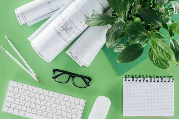 Draufsicht auf Brille, Baupläne, Computermaus und Tastatur auf dem Tisch — Stockfoto