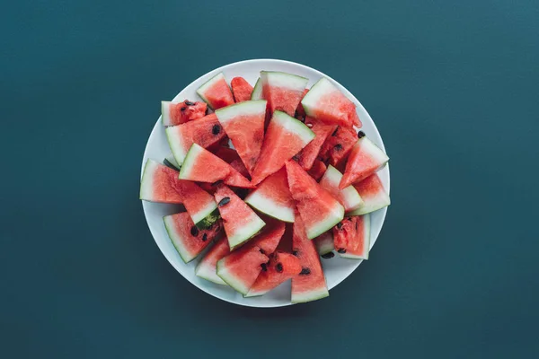 Top view of plate with cut watermelon isolated on blue — Stock Photo