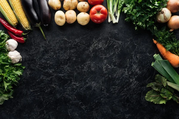 Tendido plano con la composición de alimentos de la cosecha de otoño en la superficie de mármol negro - foto de stock