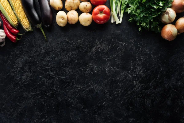 Tendido plano con la composición de alimentos de la cosecha de otoño en la superficie de mármol negro - foto de stock
