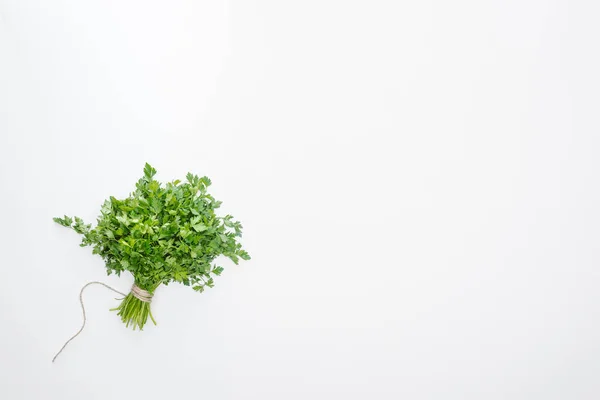 Vista dall'alto di prezzemolo verde legato con corda isolata su bianco — Stock Photo