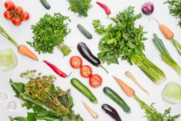 Plein cadre de légumes frais d'automne disposés isolés sur blanc — Photo de stock